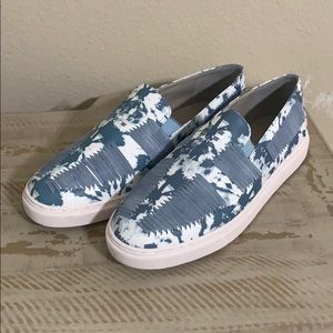 LORI GOLDSTEIN PRINTED SNEAKERS WITH SUEDE DETAIL